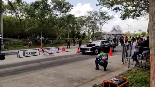 Conductores de autos y motos se dieron cita para la demostración de "arrancones" controlados. Foto: Pavel