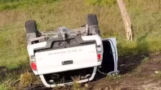 Camioneta Tacoma vuelca en Candelaria; conductor ileso