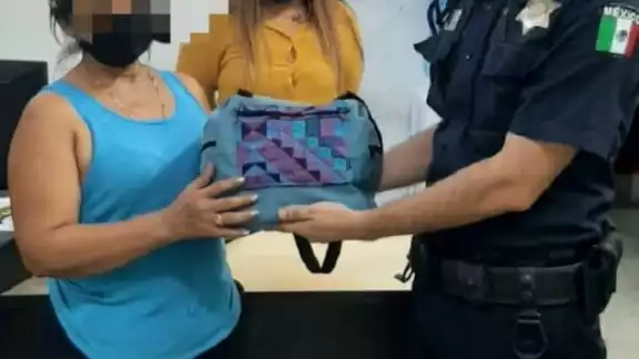 La mujer acudió a las instalaciones de la Policía Municipal de Mérida para recuperar el bolso robado La mujer acudió a las instalaciones de la Policía Municipal de Mérida para recuperar el bolso robado