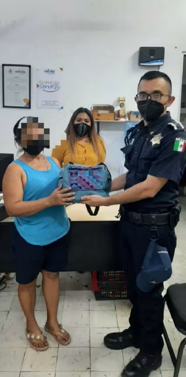 La mujer acudió a las instalaciones de la Policía Municipal de Mérida para recuperar el bolso robado
