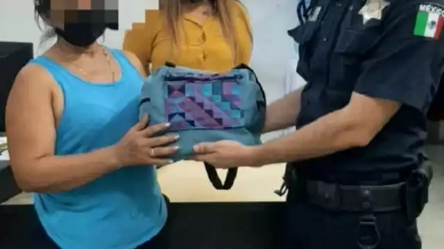 La mujer acudió a las instalaciones de la Policía Municipal de Mérida para recuperar el bolso robado