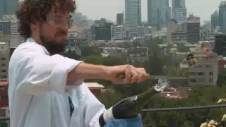 Luisito Comunica demostró con varios instrumentos el poder de su cámara de más de un millón de pesos. Foto: Captura de pantalla