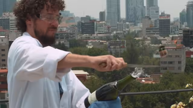 Luisito Comunica demostró con varios instrumentos el poder de su cámara de más de un millón de pesos. Foto: Captura de pantalla