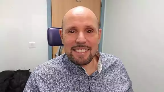 "Cuando salgo de casa, a menudo me miro en el espejo y no me gusta lo que veo", comentó "Cuando salgo de casa, a menudo me miro en el espejo y no me gusta lo que veo", comentó