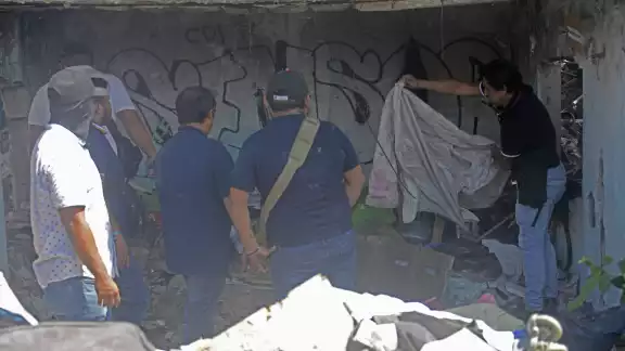 Ante el asombro de los habitantes, oficiales ingresaron a una obra abandonada, con el objetivo de ubicar indicios de restos humanos Ante el asombro de los habitantes, oficiales ingresaron a una obra abandonada, con el objetivo de ubicar indicios de restos humanos