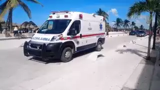 Las mujeres estaban en estado de ebriedad en pleno malecón de Progreso. Foto: Alfredo Canto May