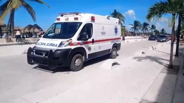 Las mujeres estaban en estado de ebriedad en pleno malecón de Progreso. Foto: Alfredo Canto May