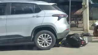 Menor de edad derrapa la motocicleta que conducía y termina en el hospital en José María Morelos