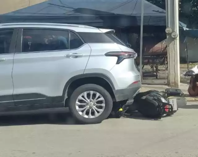 La motociclista, una menor de edad, perdió el control y derrapó.