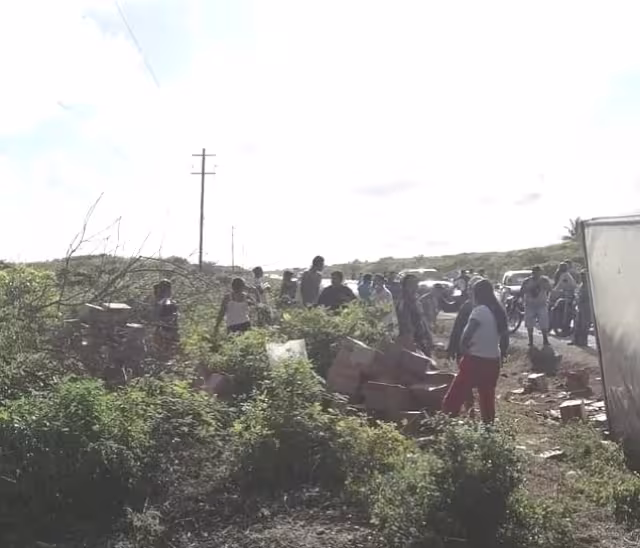 Pobladores de Sabancuy se han acostumbrado a ir a rapiñar la mercancía de los tráiler que se accidentan cerca de la localidad