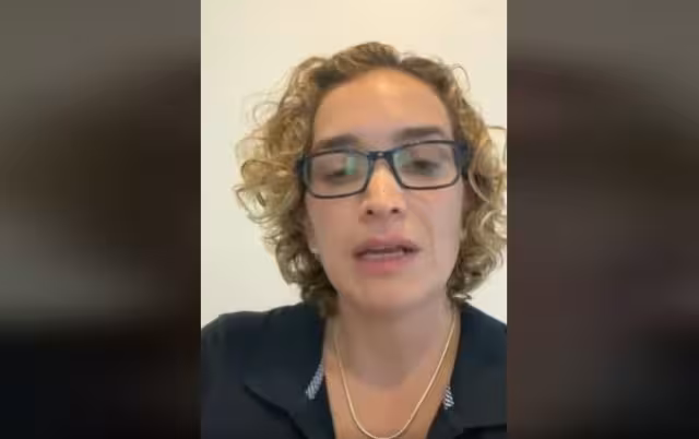 La mujer pidió ayuda en redes sociales para salir del país junto a sus dos hijos