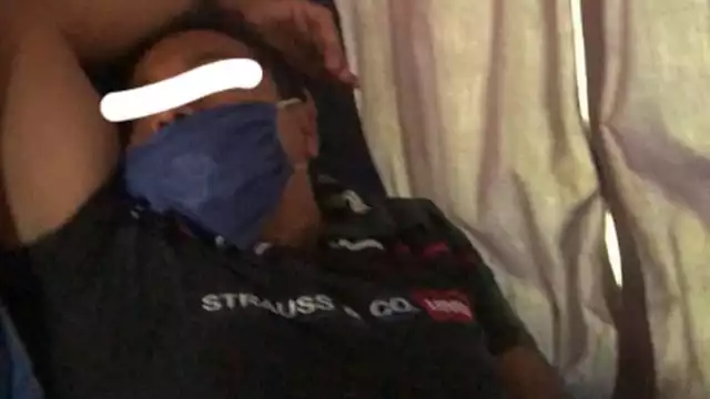 Al ser descubierto, el hombre se hizo el dormido durante el viaje