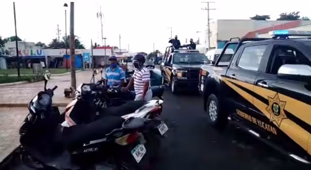Pobladores aseguran que los detenidos solo tomaban fotos de la manifestación que realizaban. Foto: Alfredo Canto May