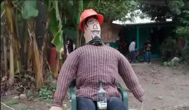 Entre riesgos y tradición, familias de Carmen mantienen viva la quema de monigotes