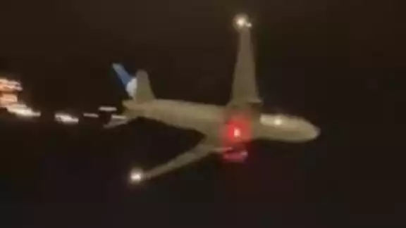 Avión sufre accidente y arroja chispas al salir del aeropuerto de Newark Avión sufre accidente y arroja chispas al salir del aeropuerto de Newark