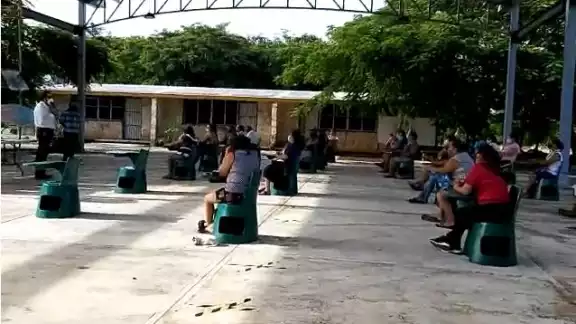 Los padres de familia destacaron el peligro que corren los estudiantes al estar en un espacio cerrado Los padres de familia destacaron el peligro que corren los estudiantes al estar en un espacio cerrado
