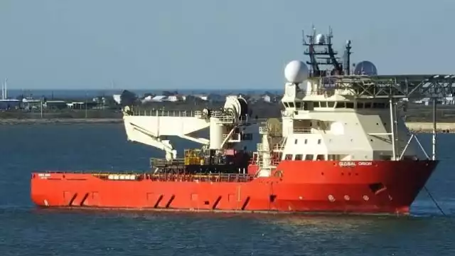 Hombres armados asaltan plataforma