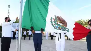 Espacios públicos muestran a la bandera de México a media asta