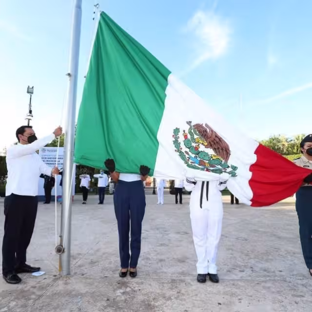 Espacios públicos muestran a la bandera de México a media asta