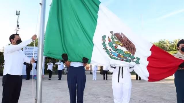 Espacios públicos muestran a la bandera de México a media asta