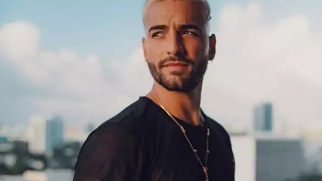 Maluma causa revuelo al mostrarse al natural