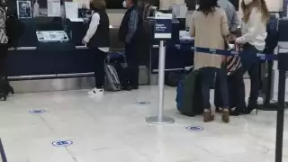 Pasajeros esperaban información respecto al atraso del vuelo 824