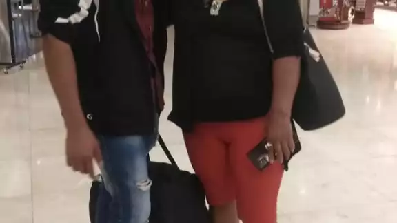 El joven fue recibido en el aeropuerto por su mamá El joven fue recibido en el aeropuerto por su mamá