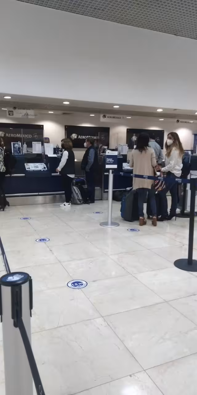 Pasajeros esperaban información respecto al atraso del vuelo 824