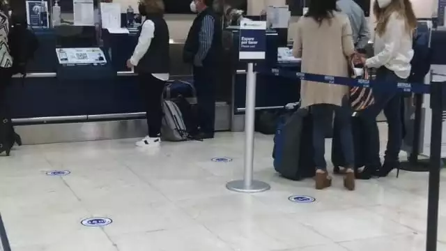 Pasajeros esperaban información respecto al atraso del vuelo 824