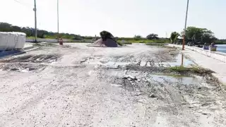 El lugar se encuentra en pésimas condiciones y se difi culta el tránsito; sin embargo, no hay noticias de la empresa a cargo