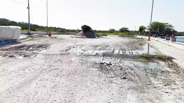 El lugar se encuentra en pésimas condiciones y se difi culta el tránsito; sin embargo, no hay noticias de la empresa a cargo