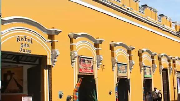 Empleados del hotel descubrieron al hombre y pidieron ayuda al 911 Empleados del hotel descubrieron al hombre y pidieron ayuda al 911
