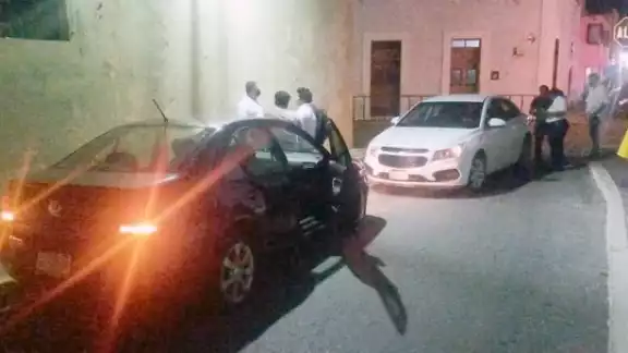 Los supuestos funcionarios se volvieron agresivos contra los agentes policiacos y ciudadanos. Foto: Dismar Herrera Los supuestos funcionarios se volvieron agresivos contra los agentes policiacos y ciudadanos. Foto: Dismar Herrera