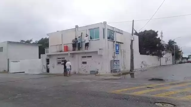 El cese en las lluvias permitió a empresarios proteger inmuebles. Foto: Julio Jiménez Mendoza