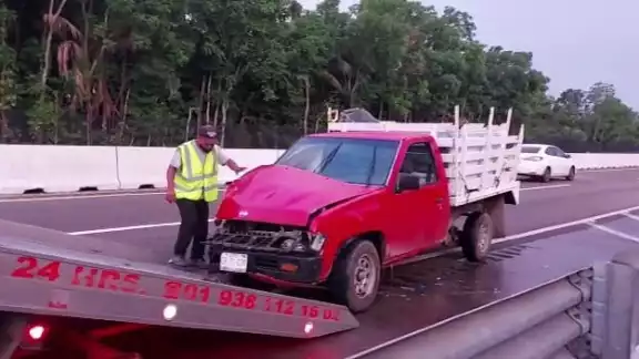 Milagrosamente, el conductor de la camioneta salió sin lesiones tras el aparatoso accidente