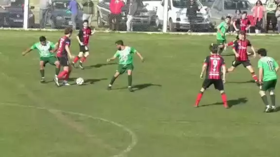 Luego de sancionar una falta y mostrar la tarjeta amarilla, la silbante fue golpeada por la espalda por un jugador Luego de sancionar una falta y mostrar la tarjeta amarilla, la silbante fue golpeada por la espalda por un jugador