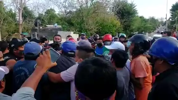 A causa del enojo de los simpatizantes, no permitían que las tres personas que estaban en el interior del camión bajaran A causa del enojo de los simpatizantes, no permitían que las tres personas que estaban en el interior del camión bajaran