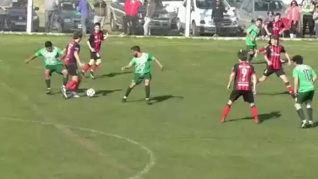 Luego de sancionar una falta y mostrar la tarjeta amarilla, la silbante fue golpeada por la espalda por un jugador