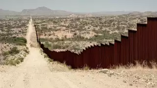 Gobernador de Arizona ordena tapar huecos de la frontera con contenedores