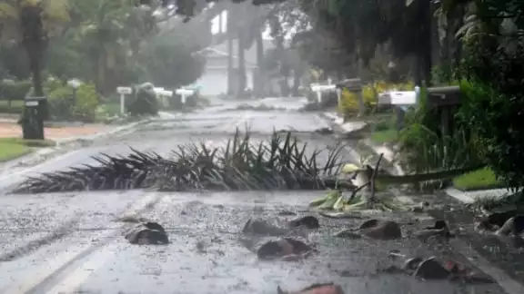 El fenómeno presenta rachas de viento de hasta 241 kilómetros por hora, advirtieron las autoridades