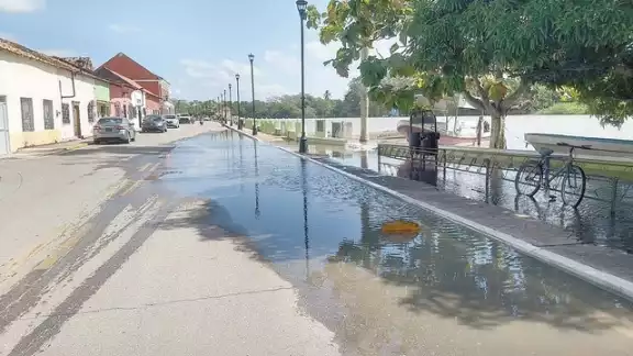 El agua sobrepasó los costales que protegían la zona del Malecón. El agua sobrepasó los costales que protegían la zona del Malecón.