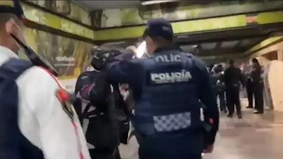 Policías de la CDMX agreden a reporteros dentro de la instalaciones del Metro Policías de la CDMX agreden a reporteros dentro de la instalaciones del Metro