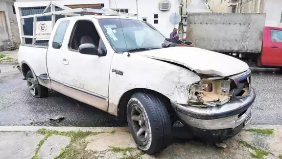 Los daños ascienden a más de 100 mil pesos, y fueron lo vecinos quienes detuvieron al autor del aparatoso accidente. Foto: José Salazar Los daños ascienden a más de 100 mil pesos, y fueron lo vecinos quienes detuvieron al autor del aparatoso accidente. Foto: José Salazar
