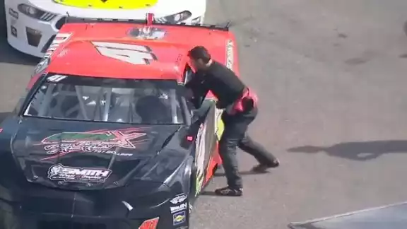 El piloto Andrew Grady fue a vengarse de su rival tras un choque en una clasificatoria para la Martinsville 300 El piloto Andrew Grady fue a vengarse de su rival tras un choque en una clasificatoria para la Martinsville 300