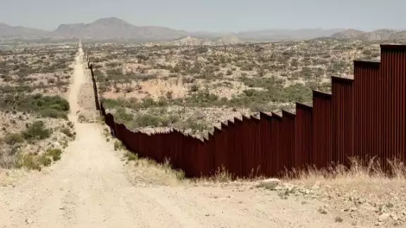 Gobernador de Arizona ordena tapar huecos de la frontera con contenedores Gobernador de Arizona ordena tapar huecos de la frontera con contenedores