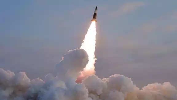 Corea del Norte dispara un misil balístico al mar de Japón Corea del Norte dispara un misil balístico al mar de Japón