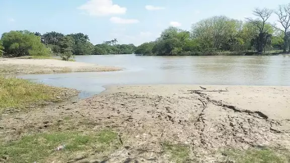 Pese al exceso de arena acumulado por las inundaciones, elementos policiacos no permitieron que un particular llevara dos bolsas Pese al exceso de arena acumulado por las inundaciones, elementos policiacos no permitieron que un particular llevara dos bolsas