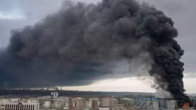 Rusia bombardea el puerto de Odesa en "represalia" por el ataque contra el puente de Crimea