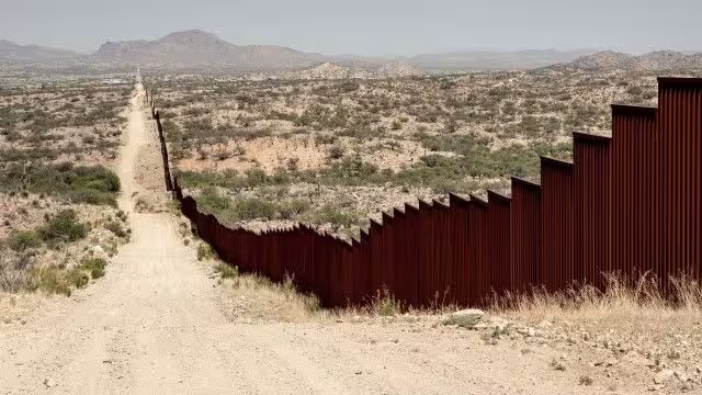 Gobernador de Arizona ordena tapar huecos de la frontera con contenedores