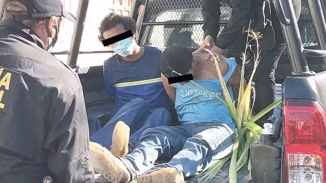 Ambos fueron arrestados por faltas administrativas.